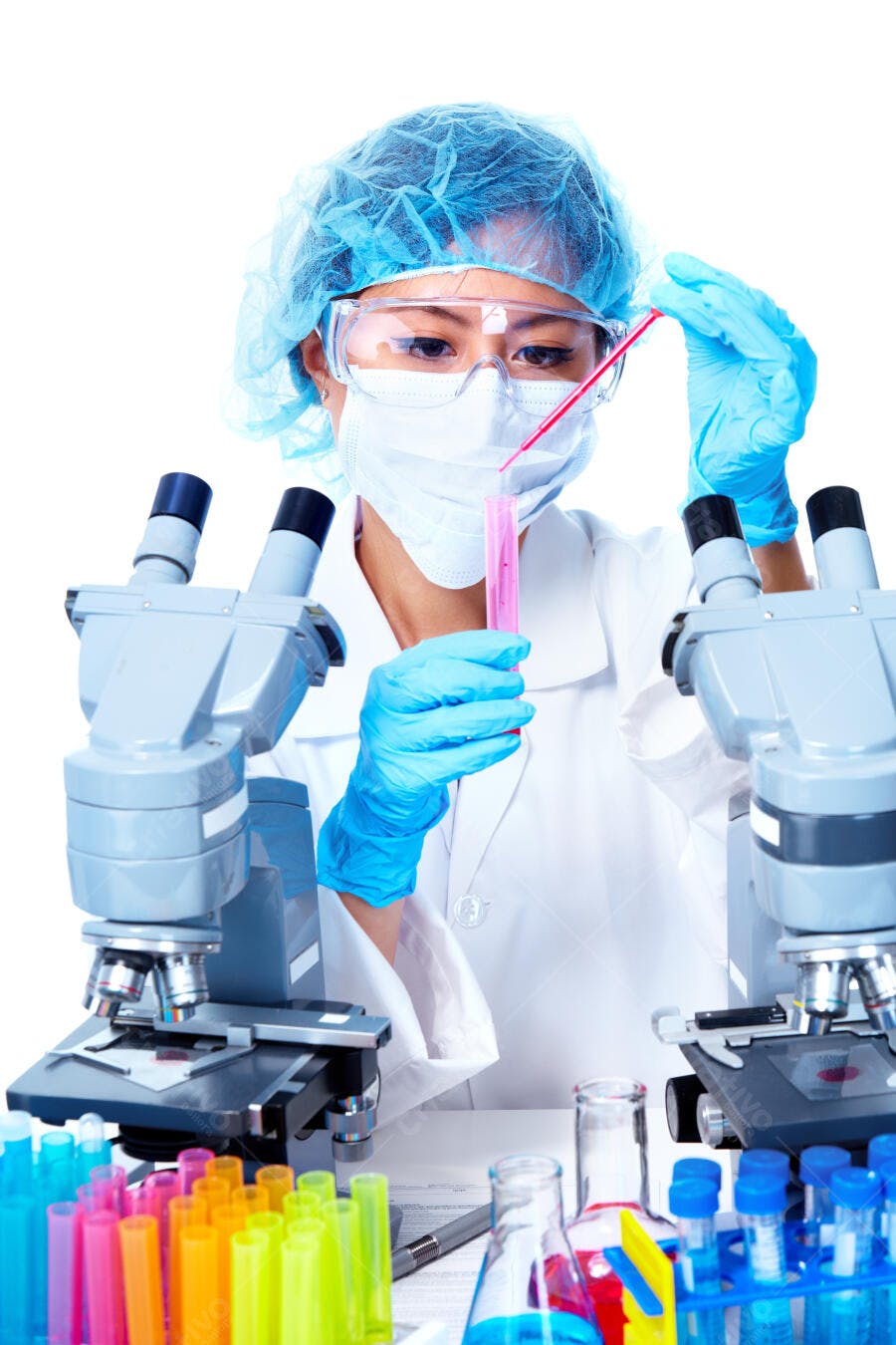 Cientista asiática em laboratório analisando amostra
