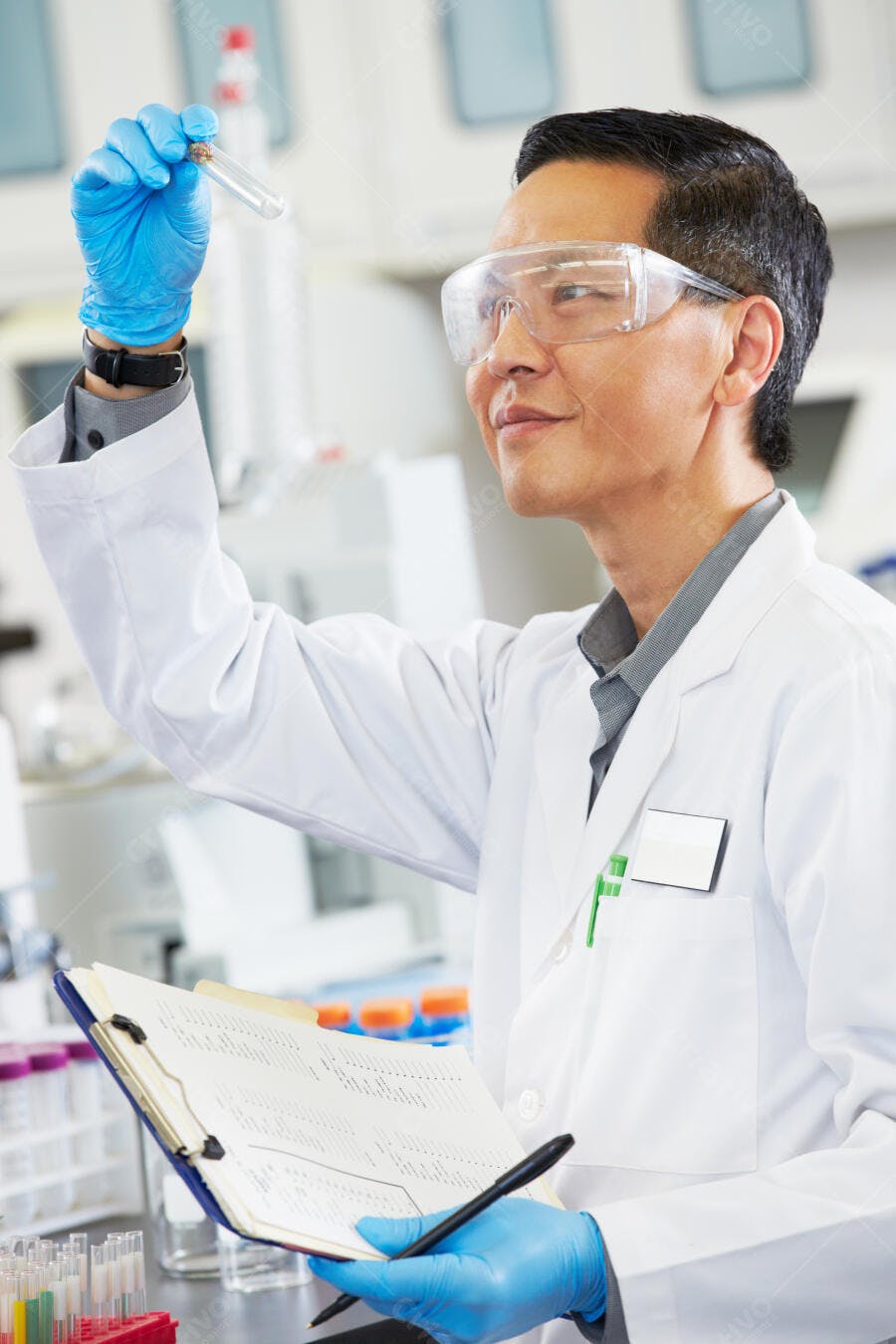 Cientista asiático examinando amostra em laboratório