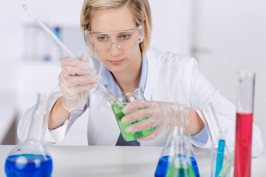 Cientista mulher em laboratório com líquido verde