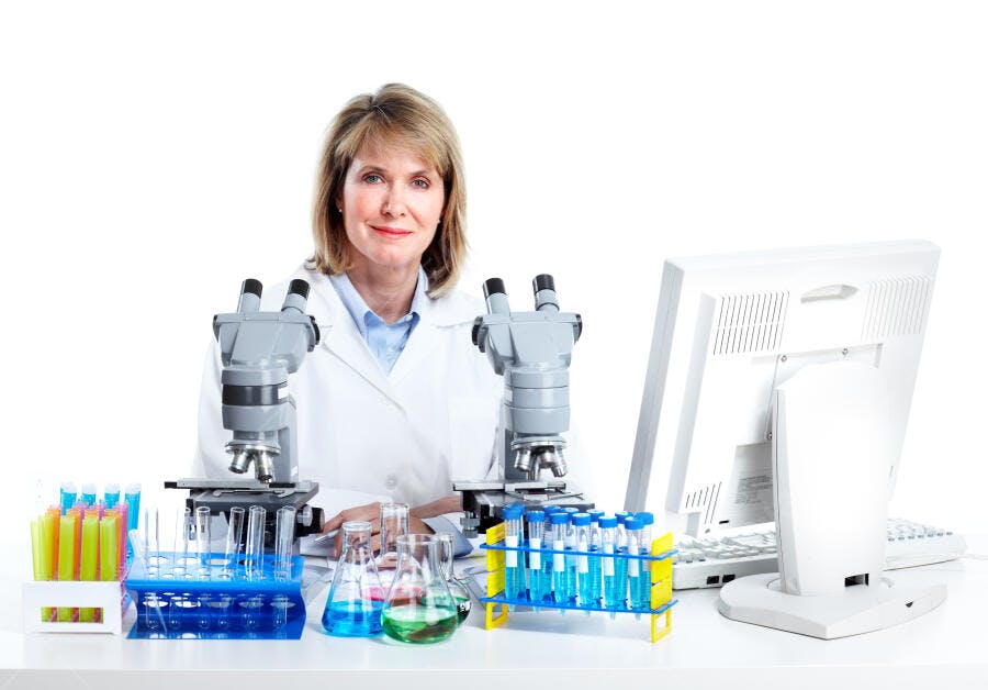 Cientista mulher em laboratório com microscópios