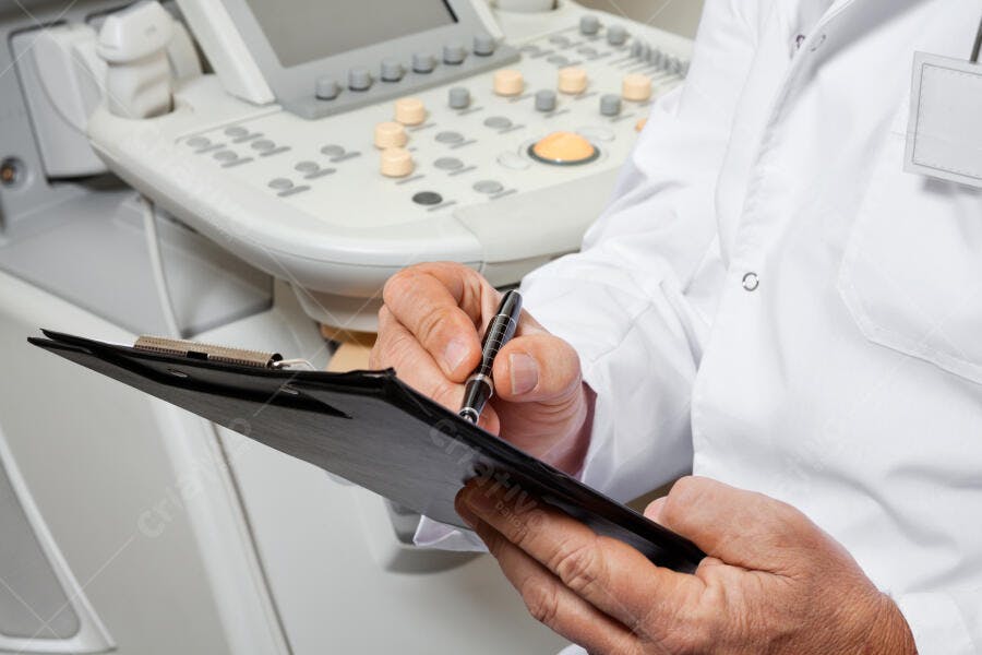 Médico anotando em prancheta exame