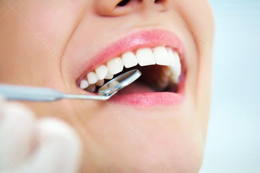Exame dentário com espelho bucal
