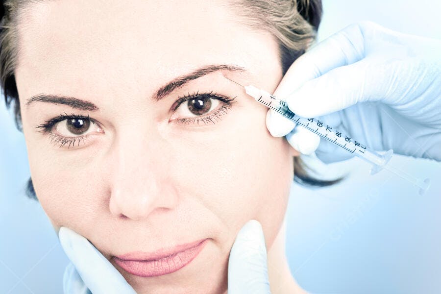 Aplicação de Botox no rosto de mulher