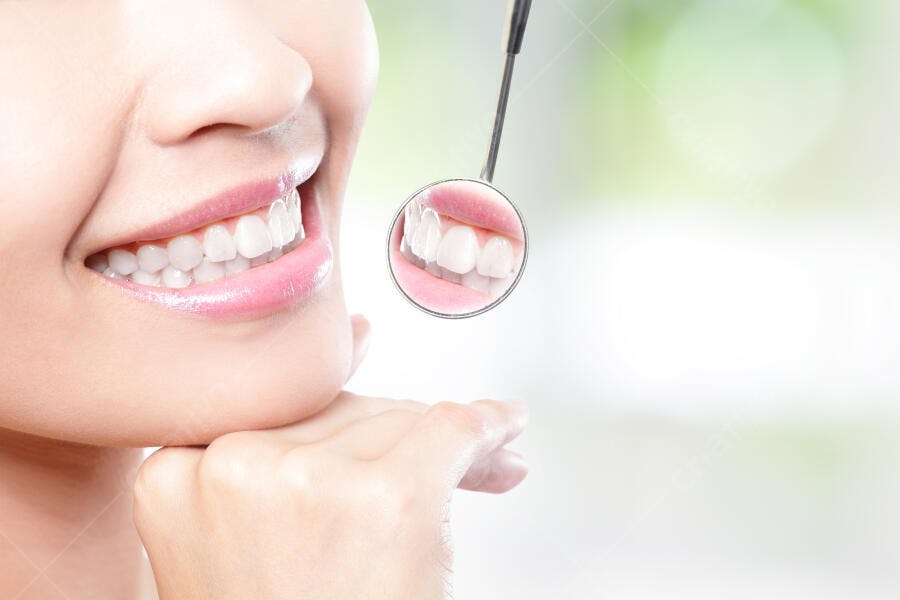 Sorriso saudável dentes brancos espelho dental