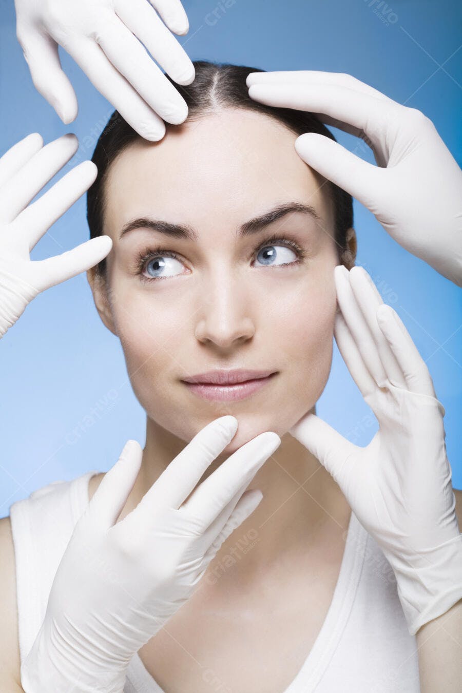 Rosto feminino em exame dermatológico