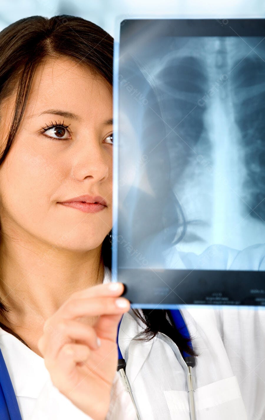 Médica analisando raio-x de tórax