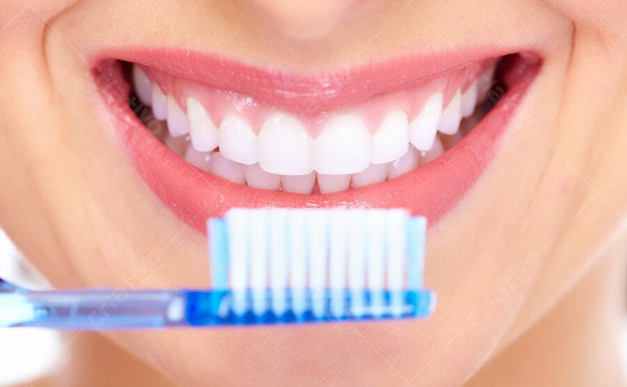 Sorriso saudável com escova dental azul