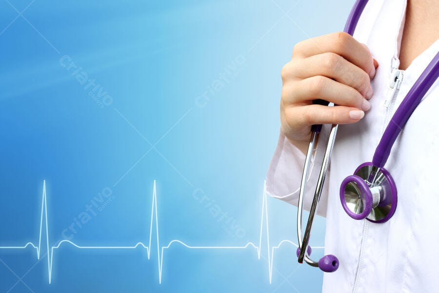 Médica com estetoscópio roxo fundo azul