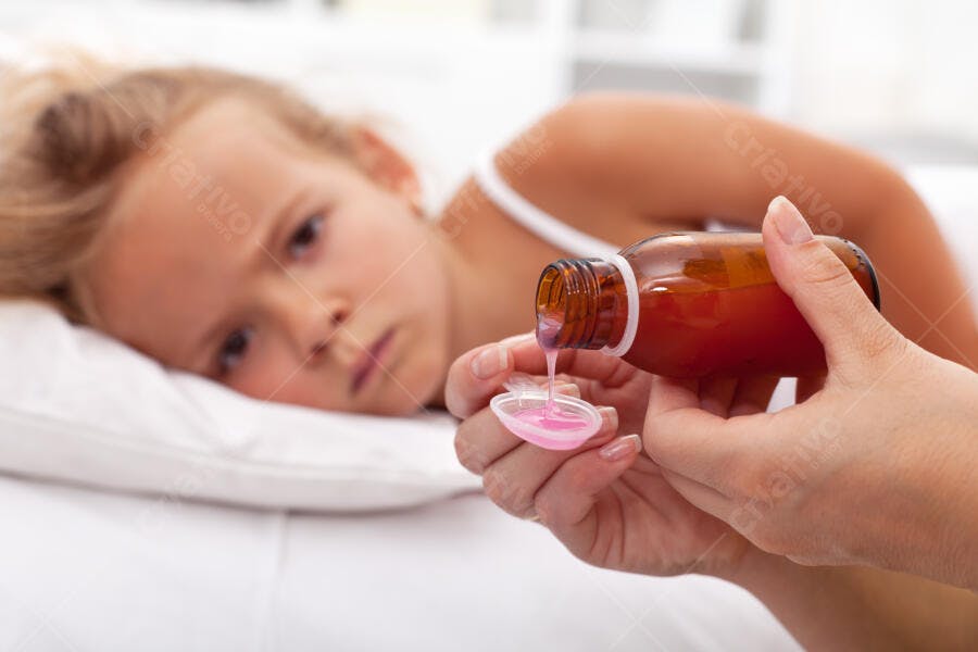 Criança doente tomando remédio na cama