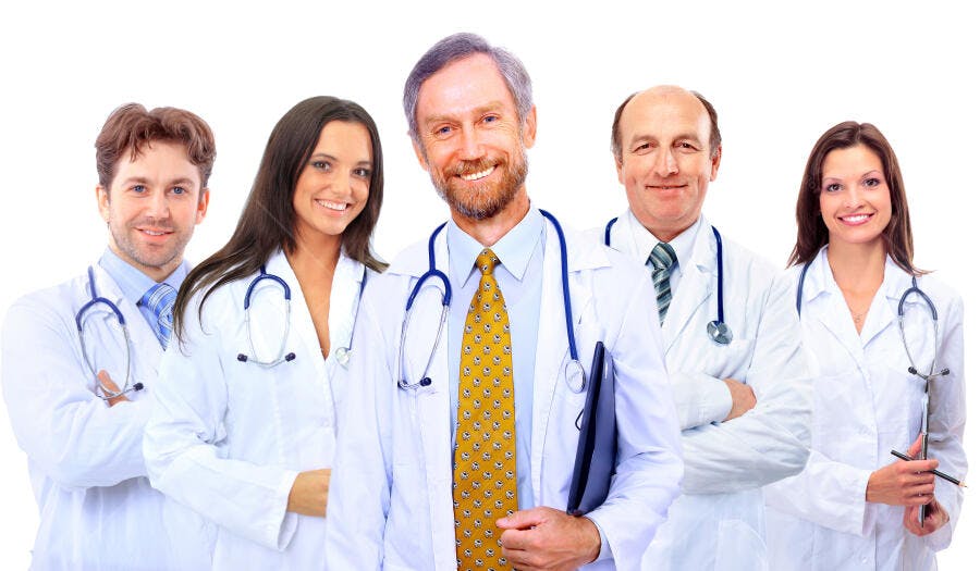 Equipe médica sorrindo fundo branco