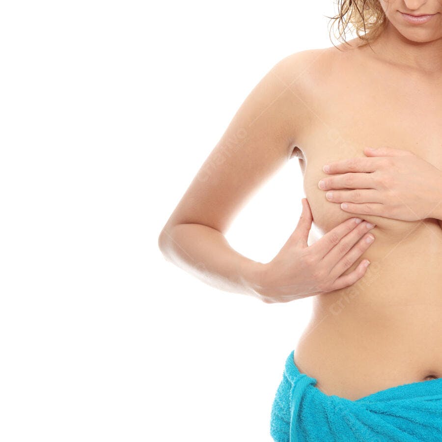 Mulher examinando seios prevenção câncer