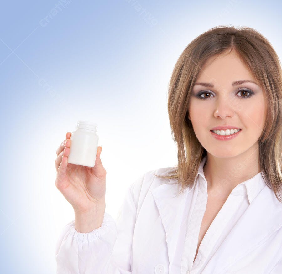 Médica mostrando frasco de remédio branco