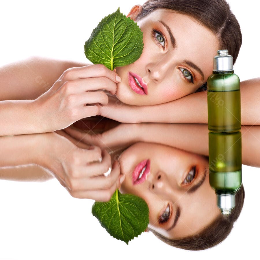 Modelo com folha verde e cosmético natural