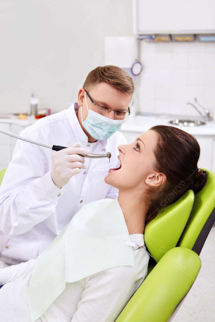 Consulta dentária mulher dentista