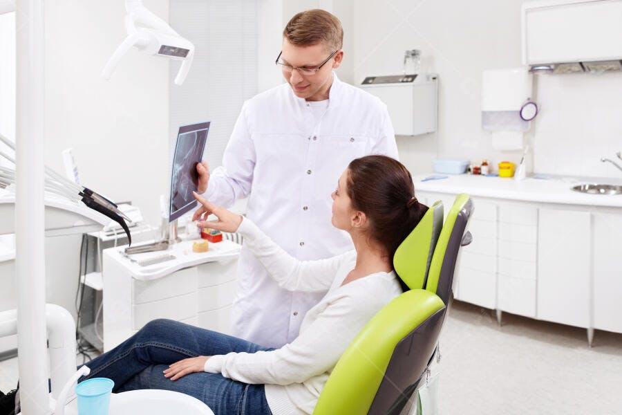 Dentista explicando raio-x para paciente