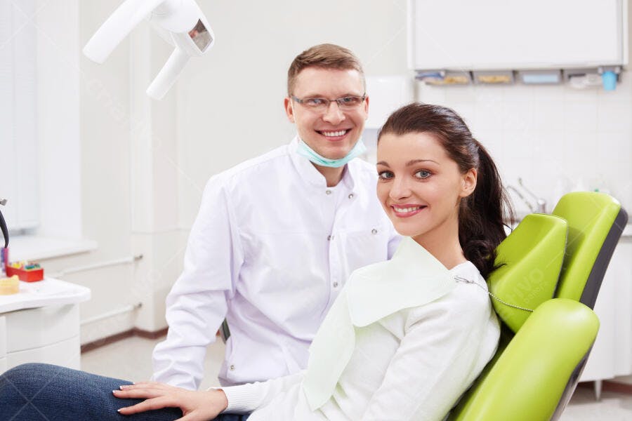 Paciente e dentista sorrindo consultório odontológico