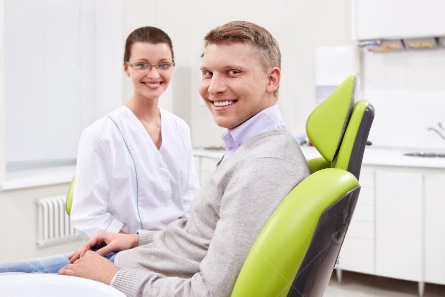 Paciente sorrindo com dentista em consultório