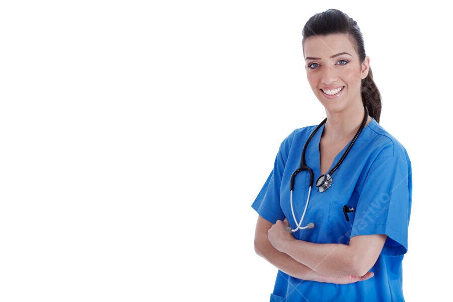 Enfermeira sorridente uniforme azul fundo branco