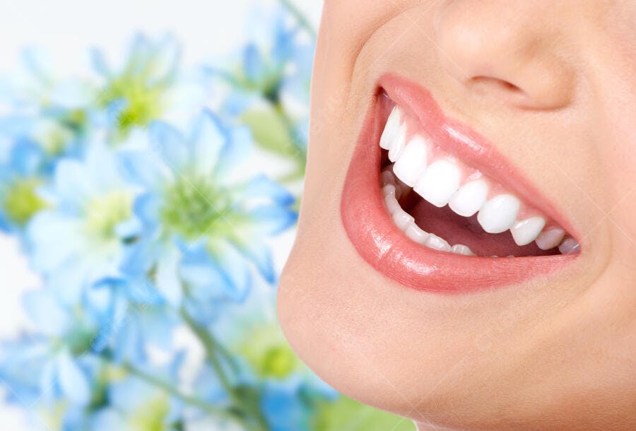 Sorriso radiante com dentes brancos e flores azuis