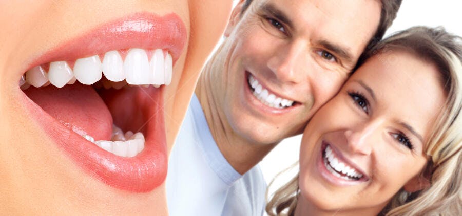 Sorrisos brancos casal feliz dentes saudáveis