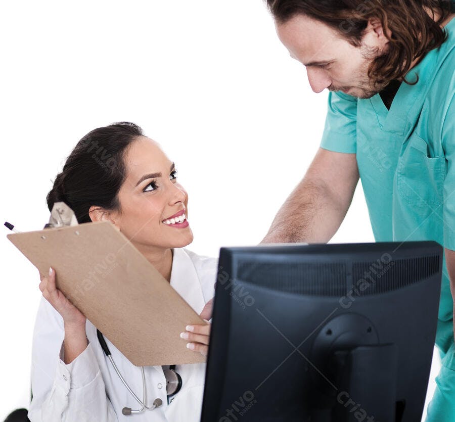 Médicos discutindo prontuário médico