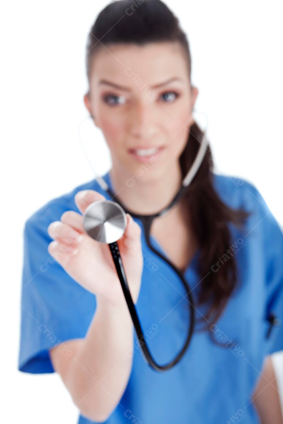 Médica segurando estetoscópio fundo branco