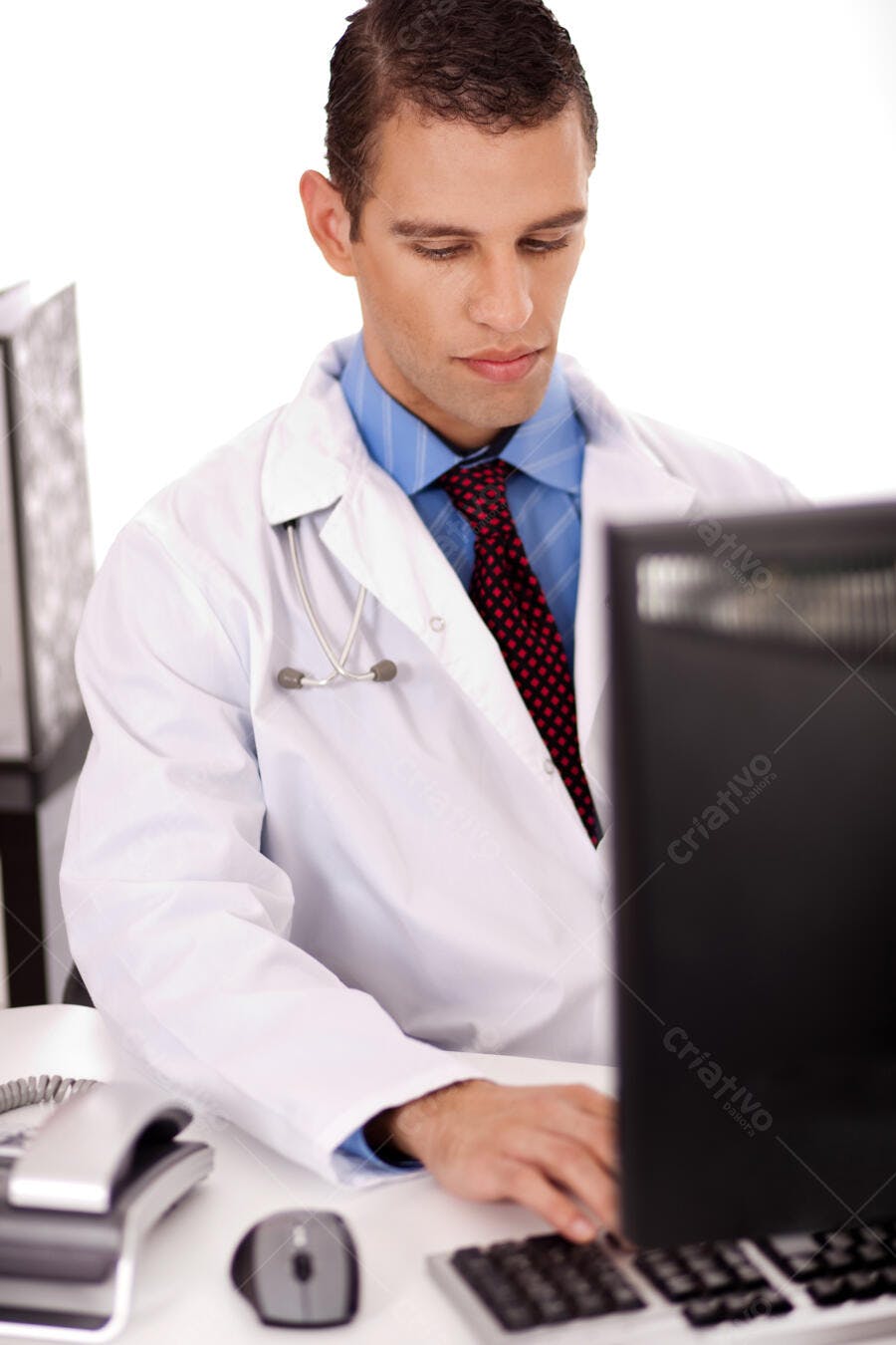 Médico hispânico usando computador no consultório