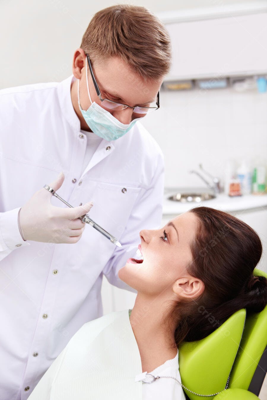 Dentista aplicando anestesia em paciente