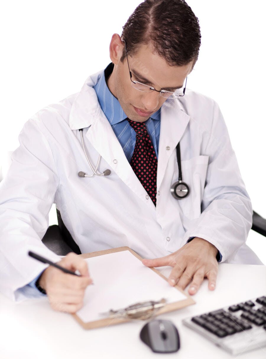 Médico escrevendo em prancheta consultório