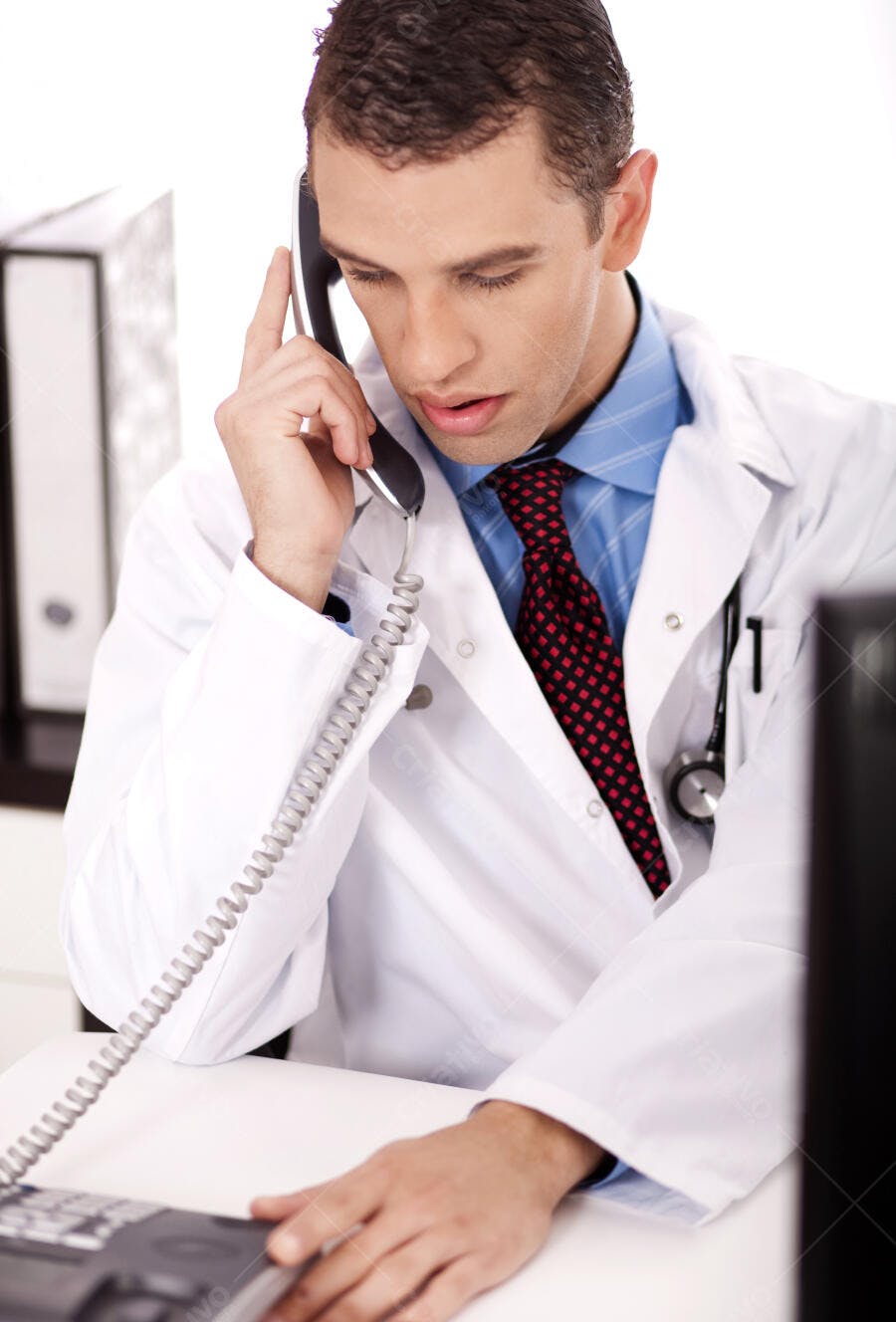 Médico atencioso atende telefone no consultório