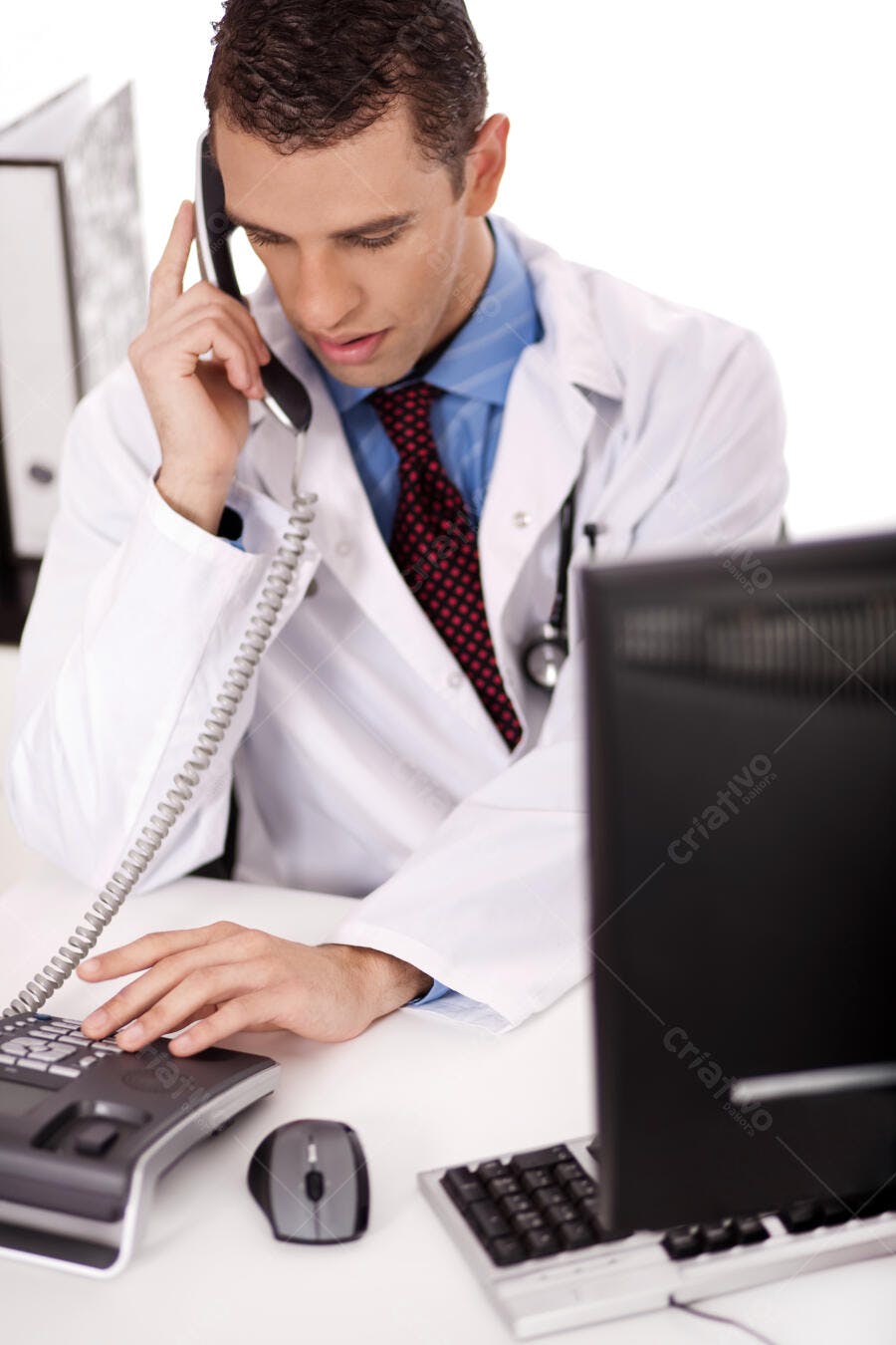 Médico atendendo telefone em seu consultório