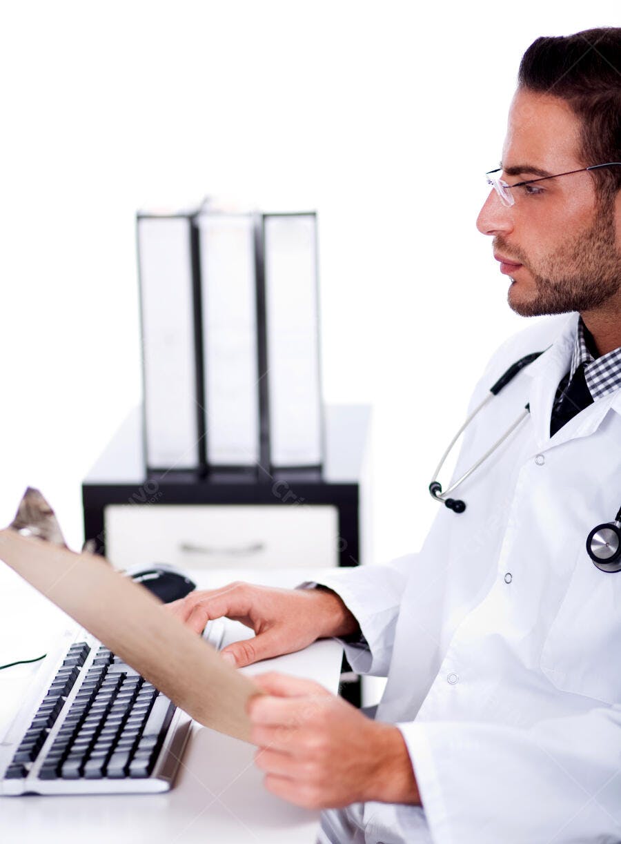 Médico analisando prontuário em seu consultório