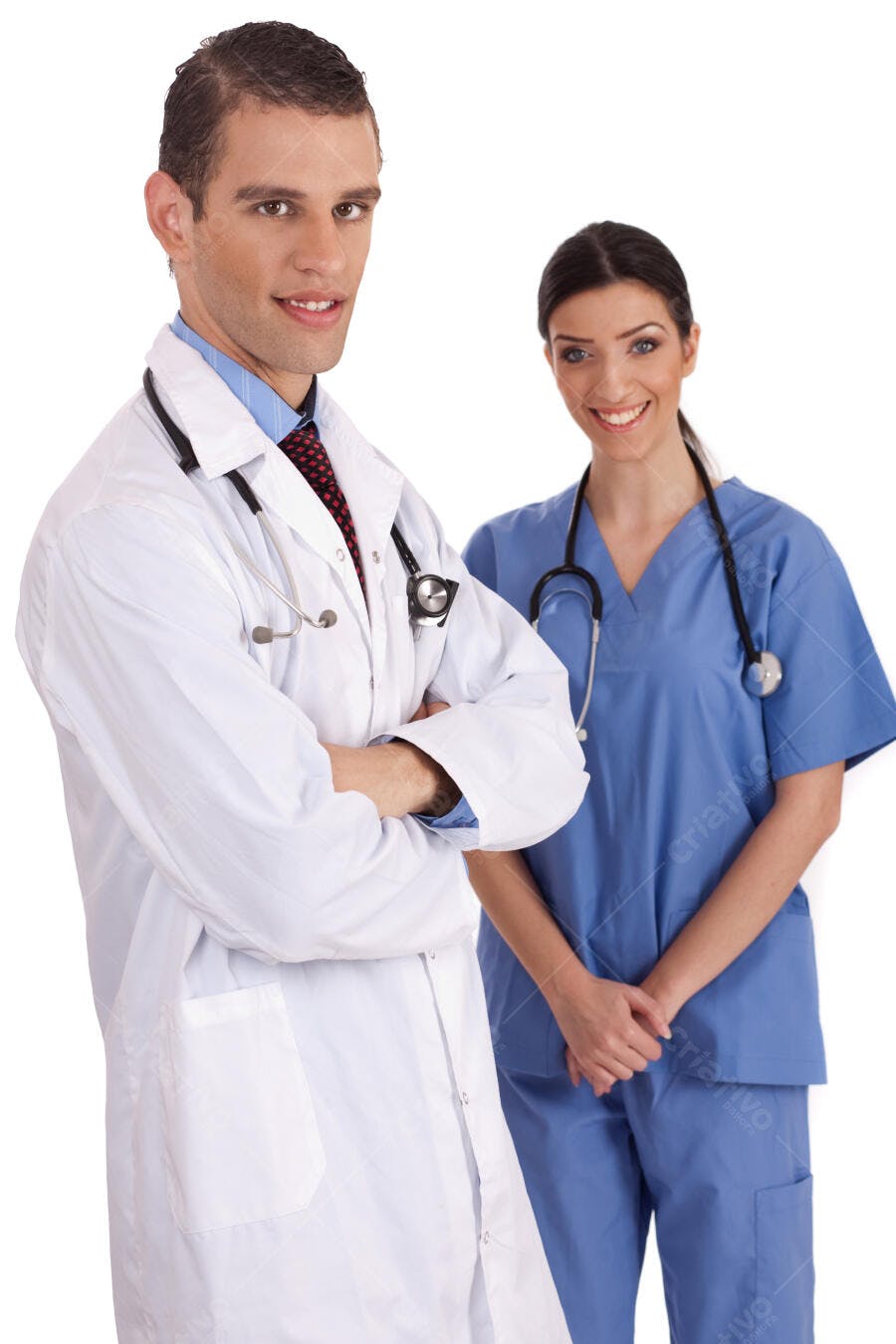 Médico e enfermeira sorrindo fundo branco