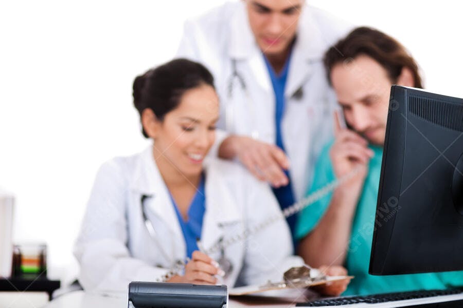 Equipe médica em consultório trabalhando