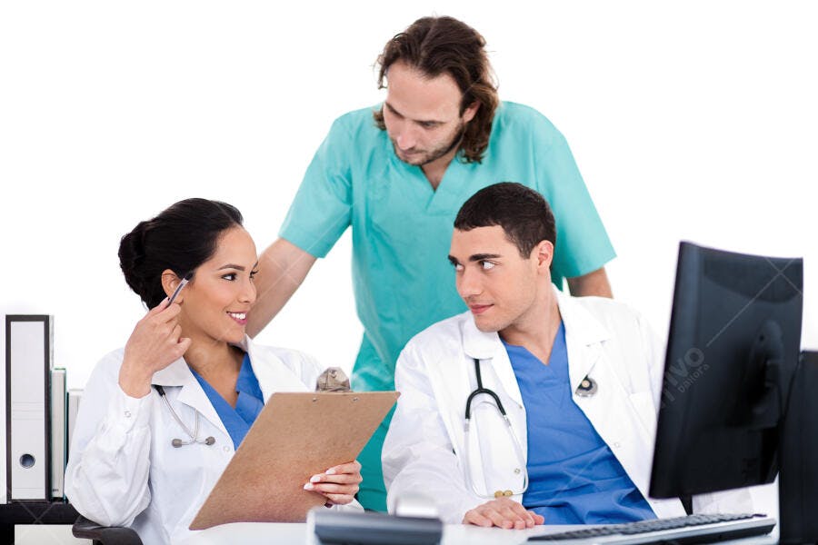 Médicos discutindo caso médico em consultório