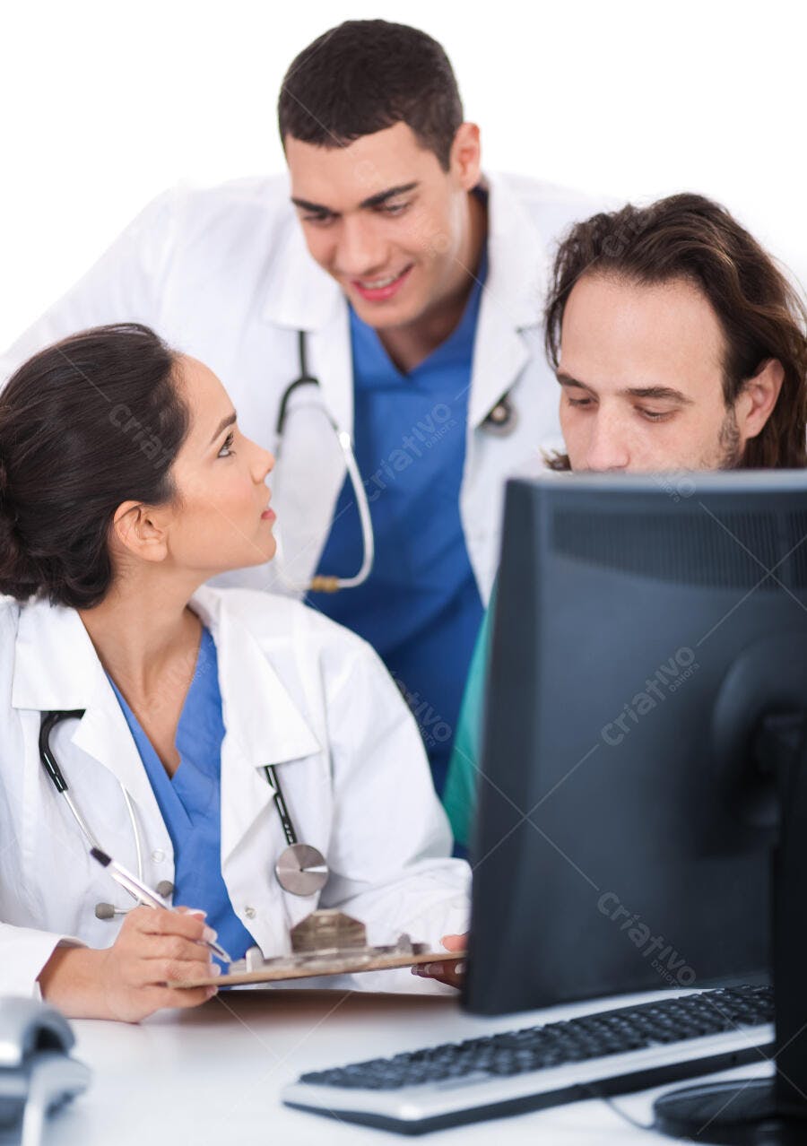 Médicos analisando dados em computador