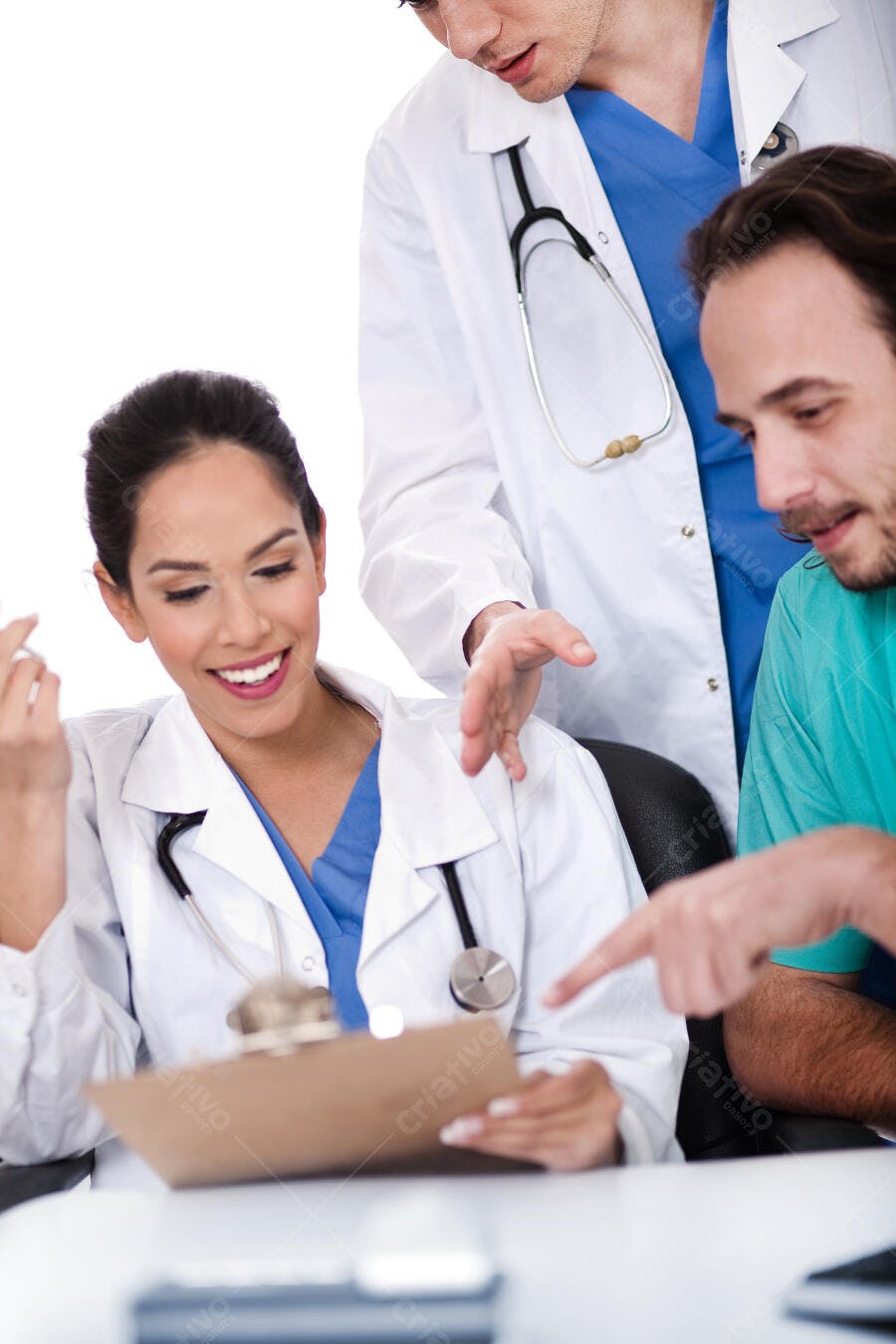 Médicos em reunião analisando prontuário