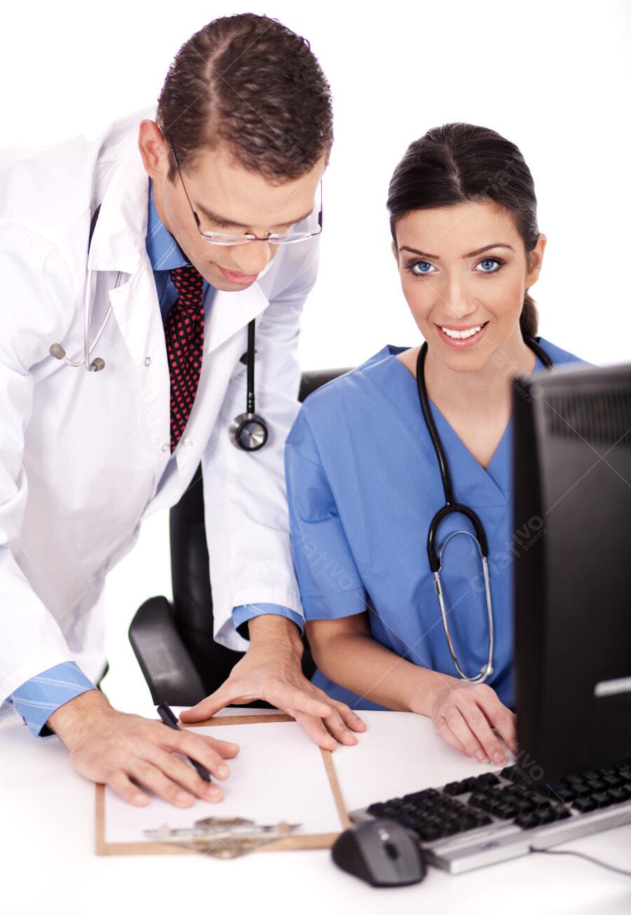 Médicos analisando prontuário médico