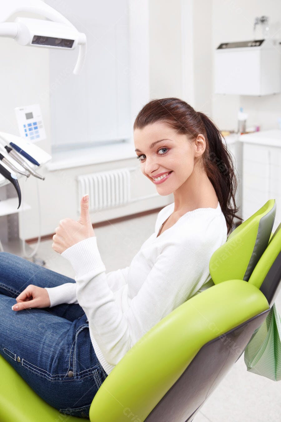 Paciente sorridente em consulta odontológica