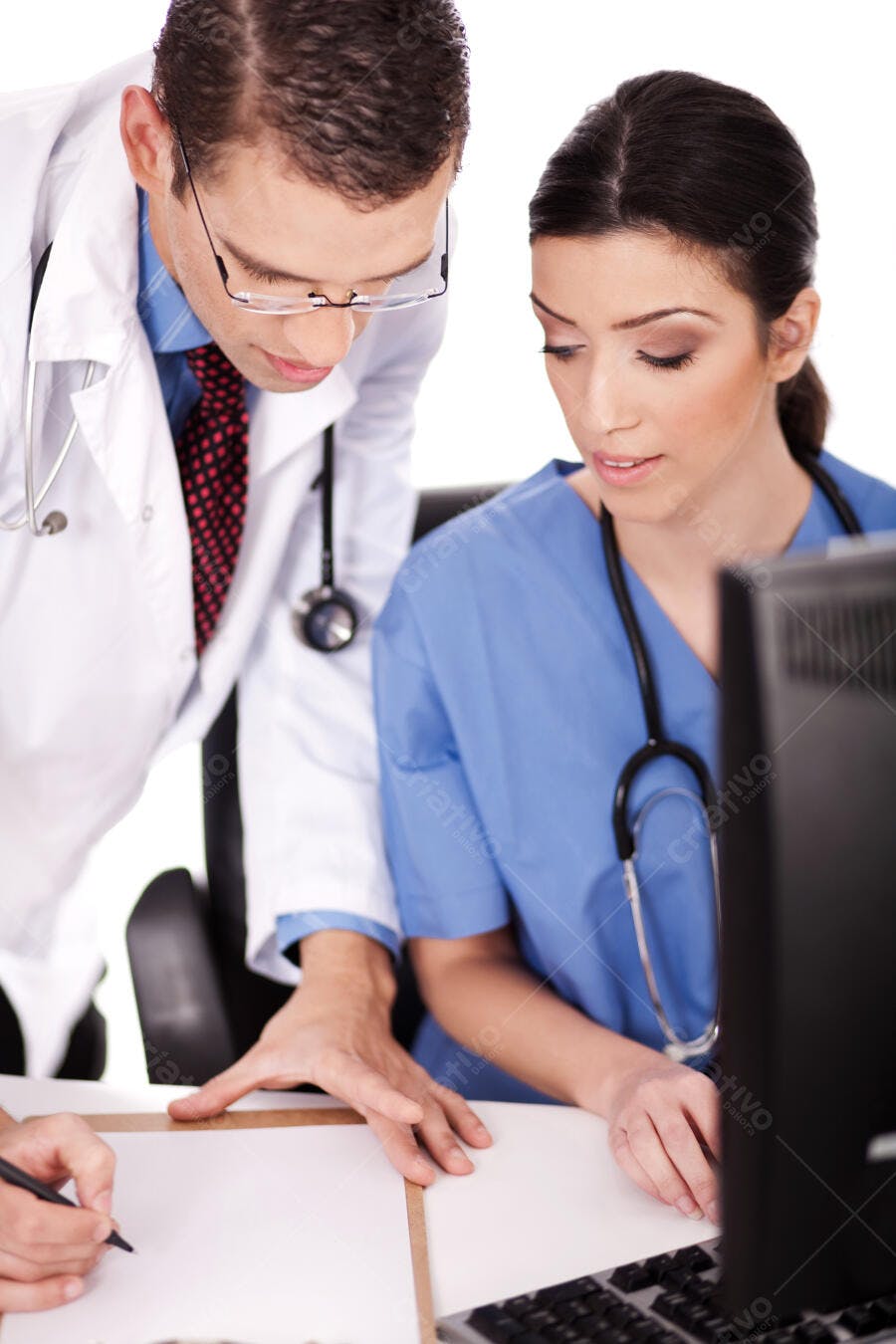 Médicos analisando prontuário médico