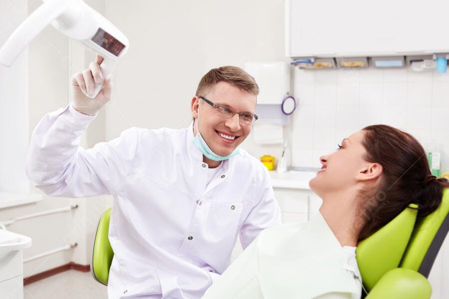 Dentista mostrando raio-x para paciente