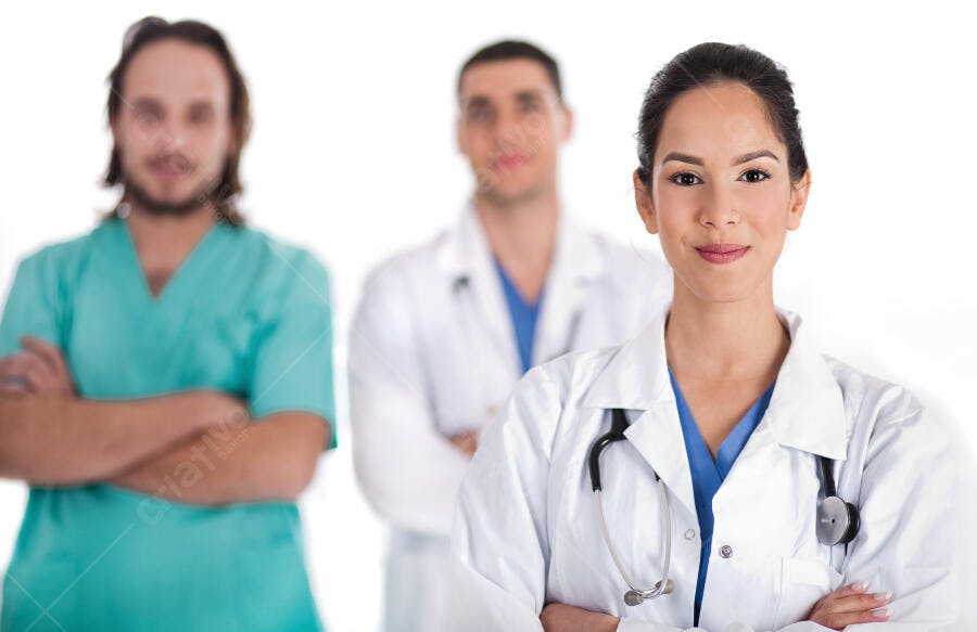 Médica confiante com equipe médica no fundo