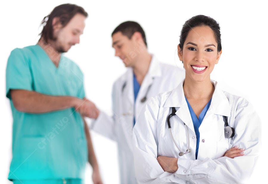 Médica sorridente com equipe médica ao fundo