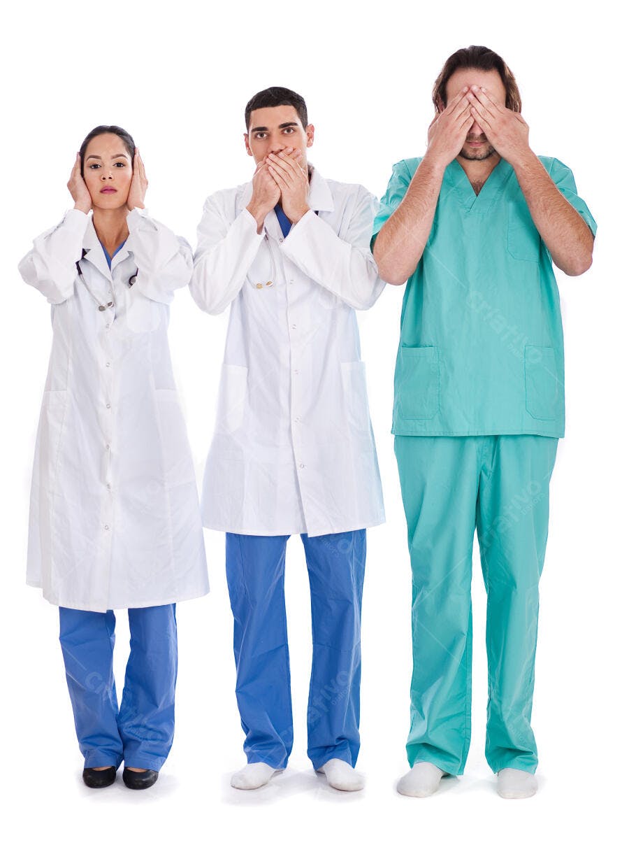 Três médicos com gesto de segredo