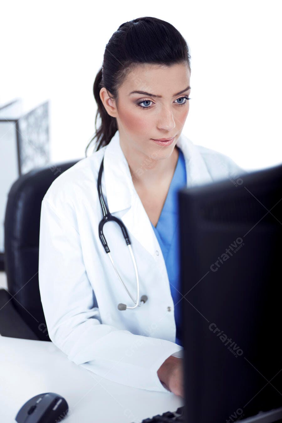 Médica usando computador no consultório
