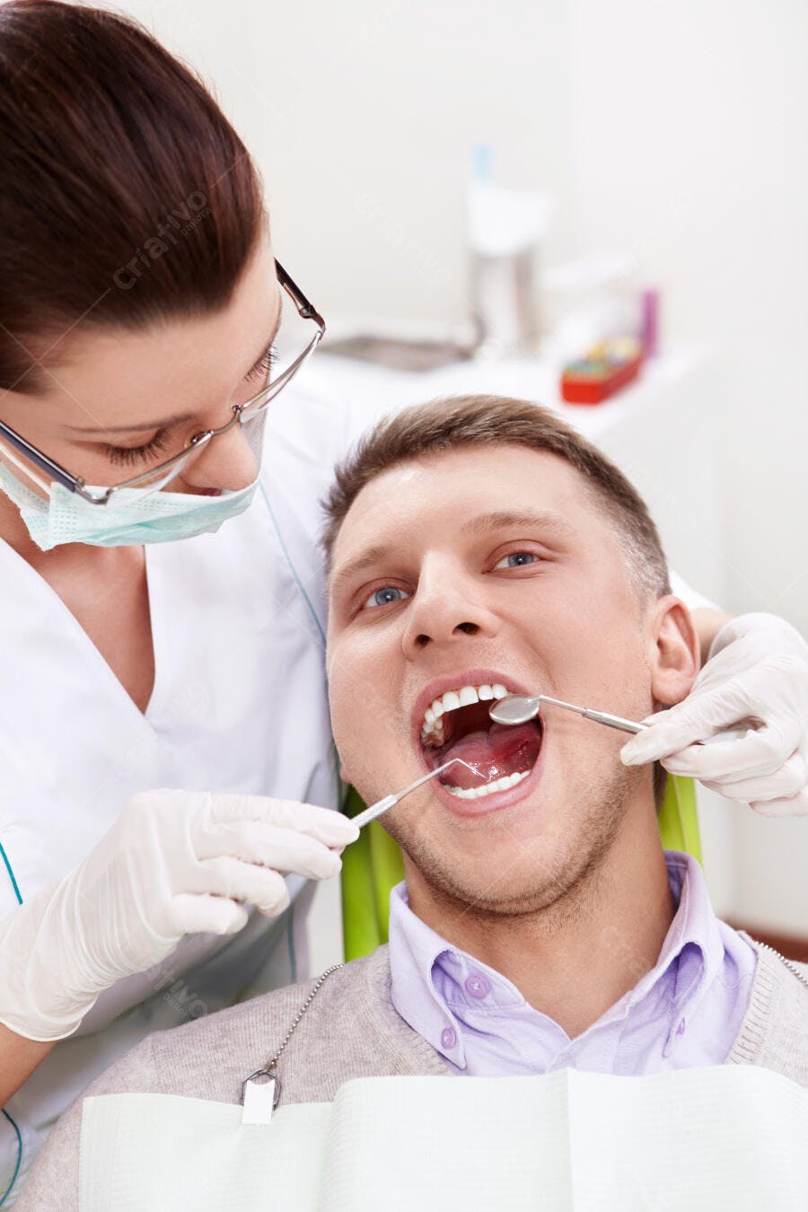 Exame dentário paciente homem
