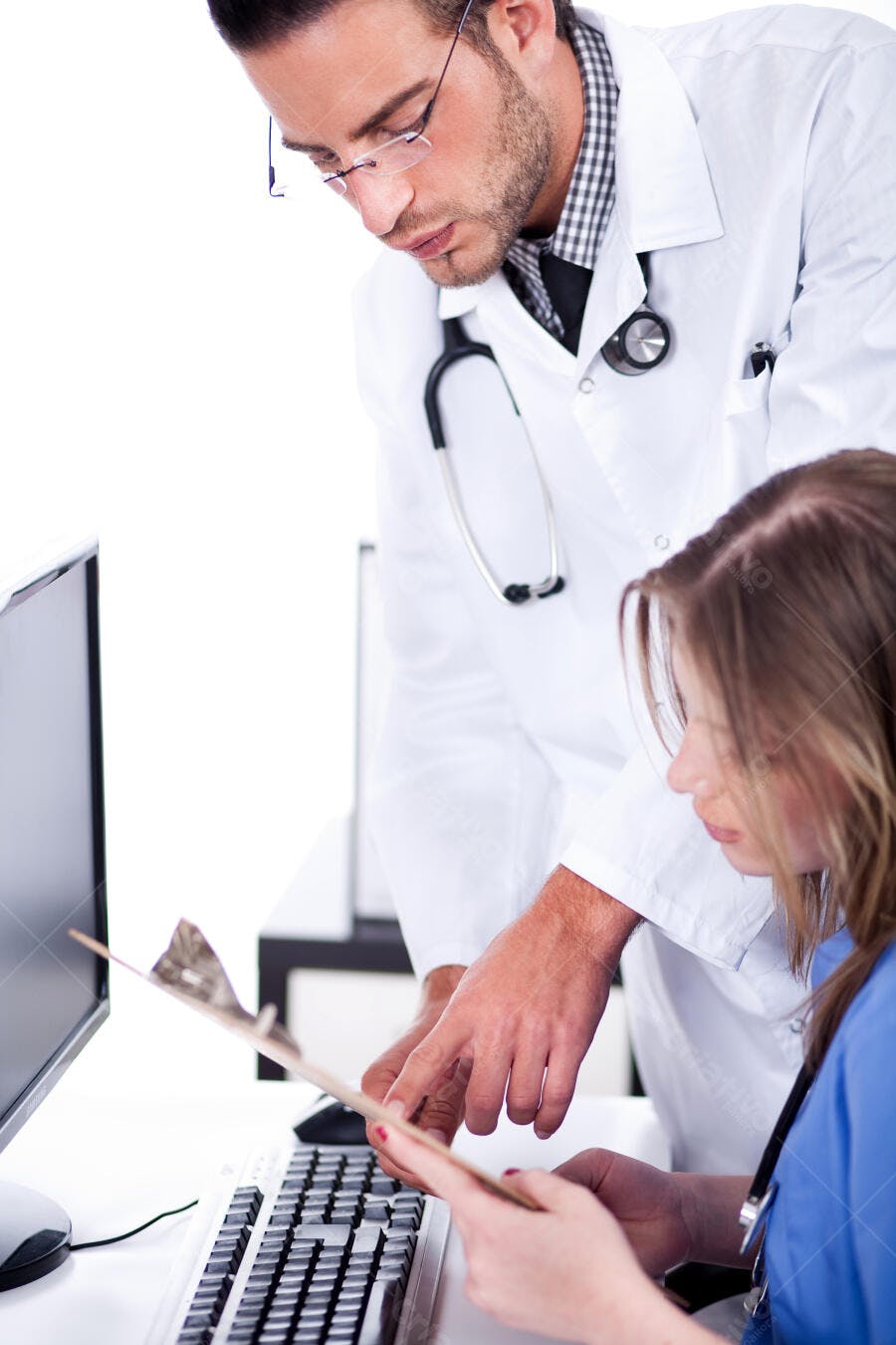 Médicos analisando exames em computador