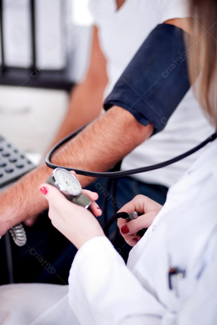 Médica medindo pressão arterial de paciente
