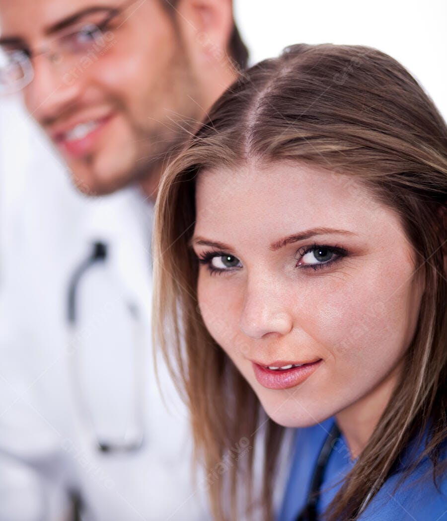 Médica sorridente com colega ao fundo
