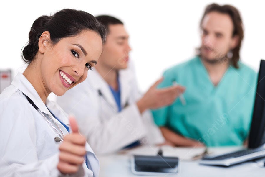 Médica sorrindo com equipe médica